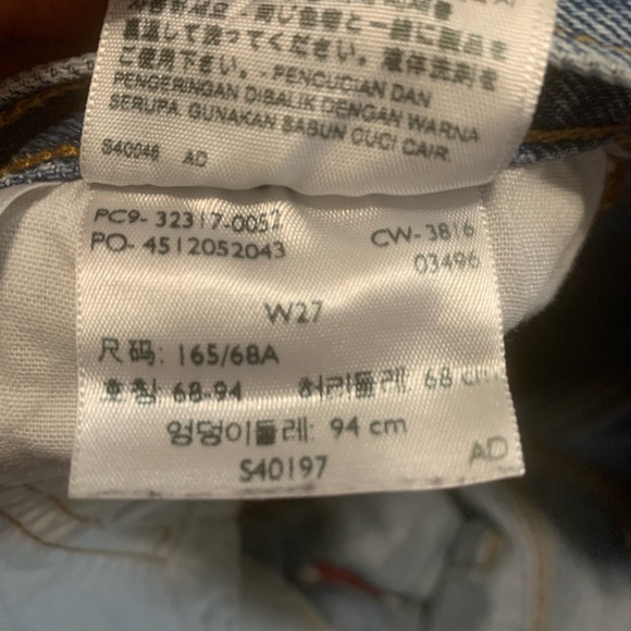 Levi’s women’s shorts. Waist 27 but runs tight - Picture 3 of 3